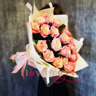 Из розово-желтых роз